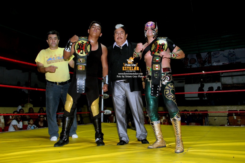 File:CometaMexicaXLAWTagTeamChamps.jpg