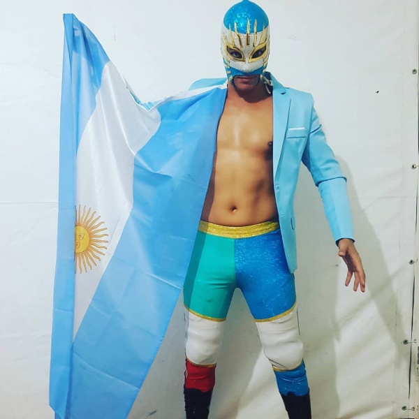 File:Pibe Argenthino Luchador Tws-fal s Instagram photo -- Tuve el honor de ser el primer Argentino en izar nuestra bandera en el Ring de luchalibreaaa Feliz dia de la Bandera -- ---- ---- ---- CBrC753JCi7(JPG).jpg
